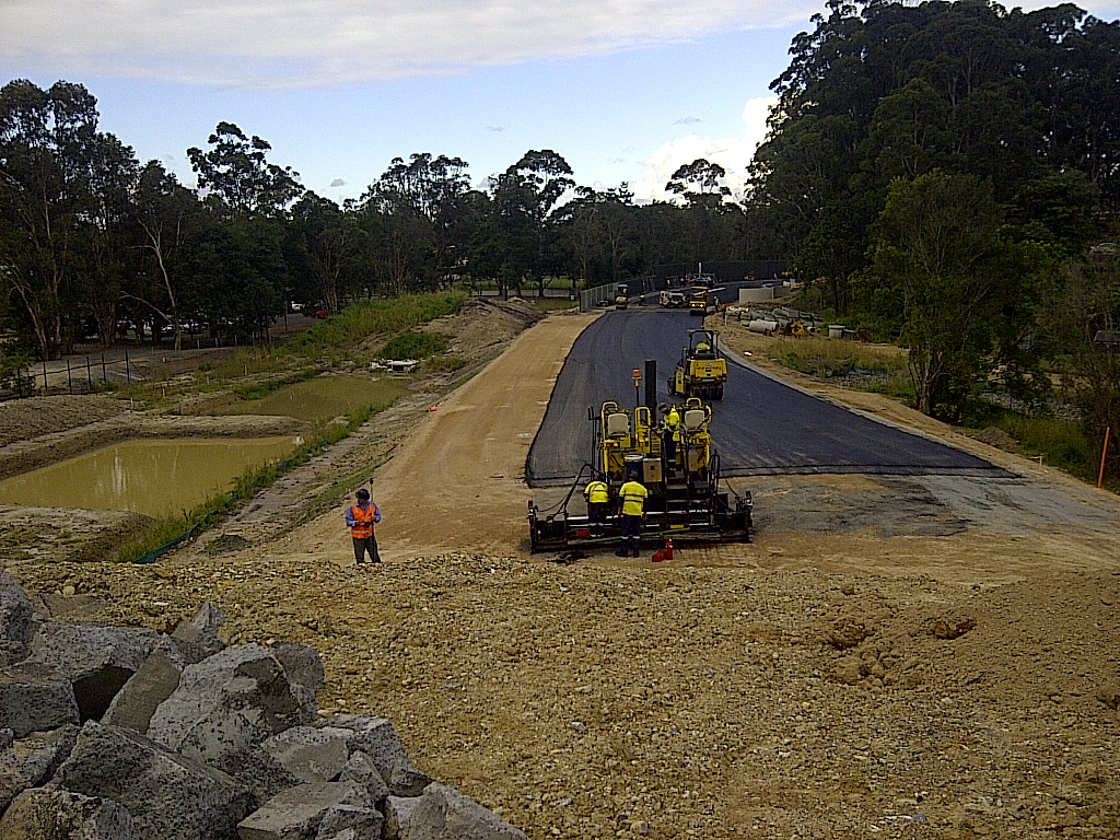 The extension of Kirkwood Road included the construction of a new off ramp fromt he Pacific Motorway. 